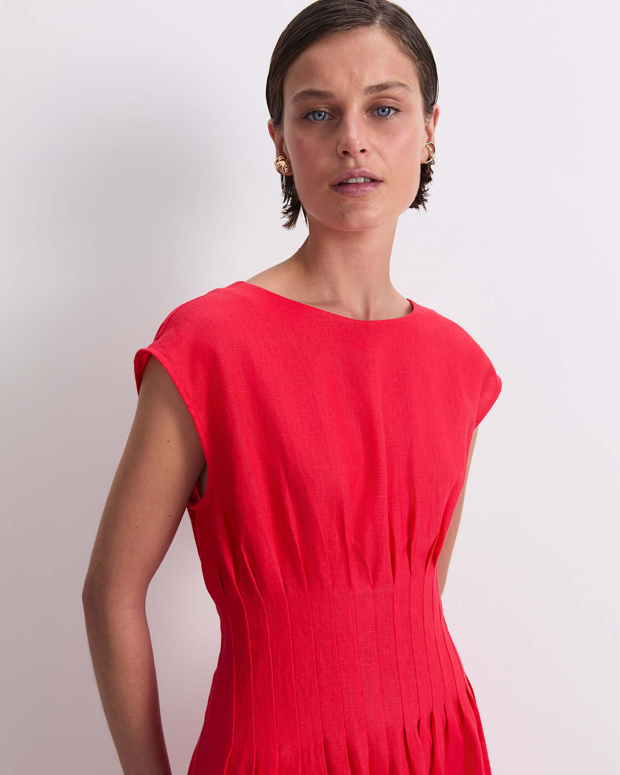Ariana Pintuck Linen Dress in SCARLET