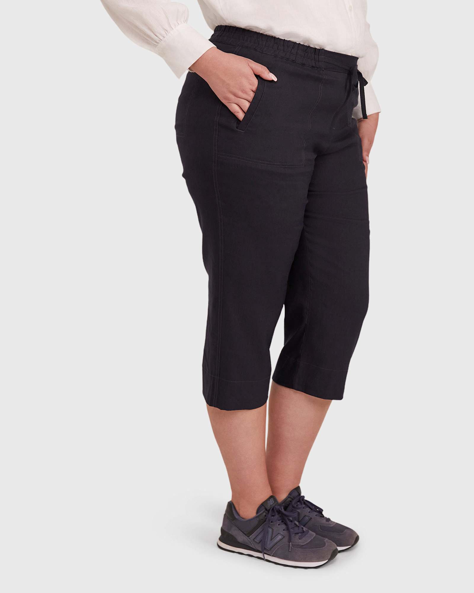 Crop Linen Pant in CLASSIC NAVY