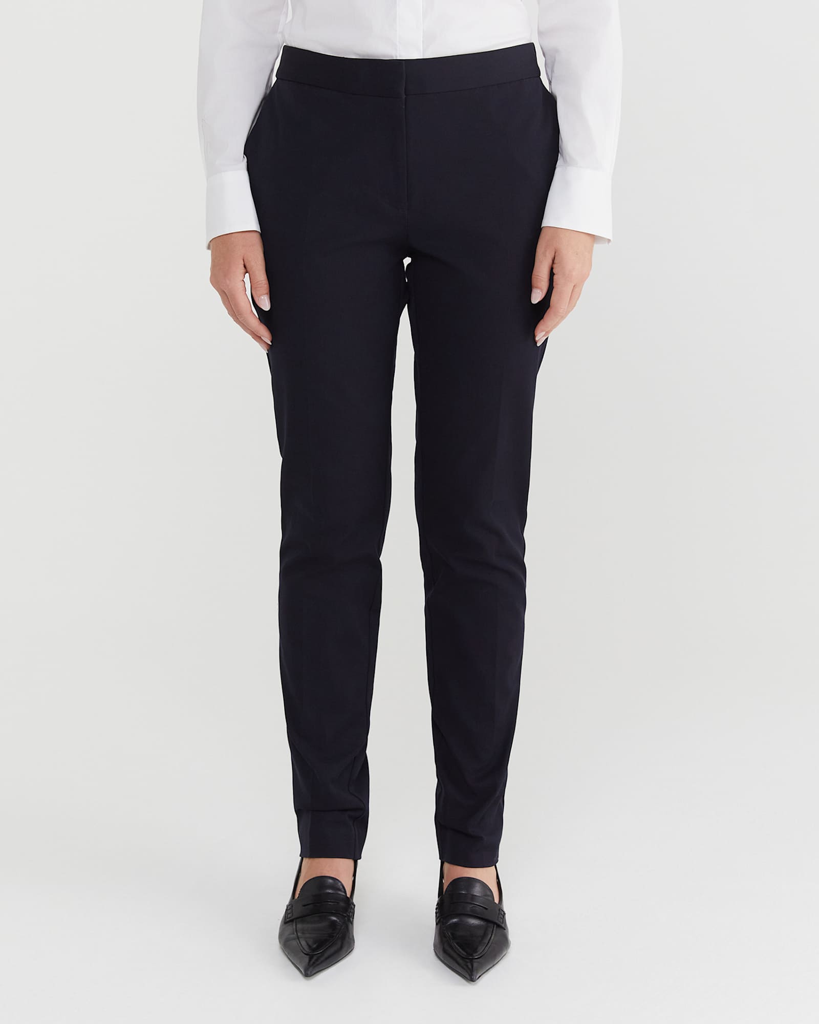 Yvonne Pant 69 in NAVY