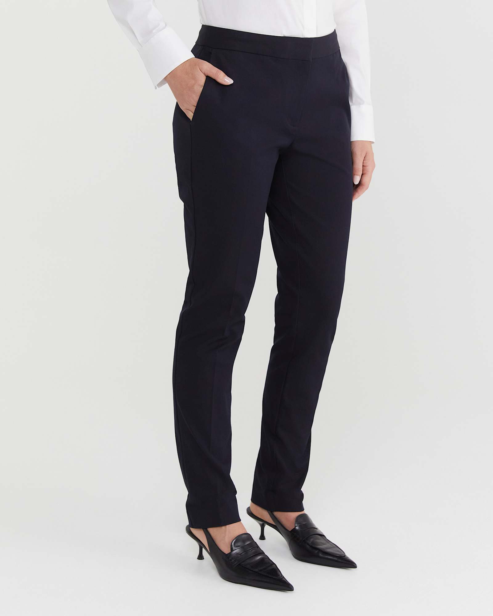 Yvonne Pant 69 in NAVY