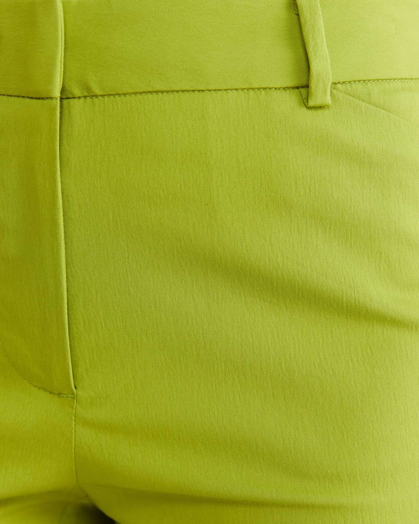 Evie Capri Pant in APPLE