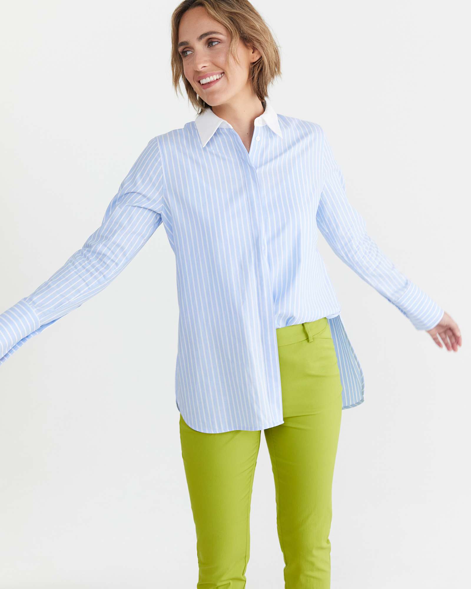Evie Capri Pant in APPLE