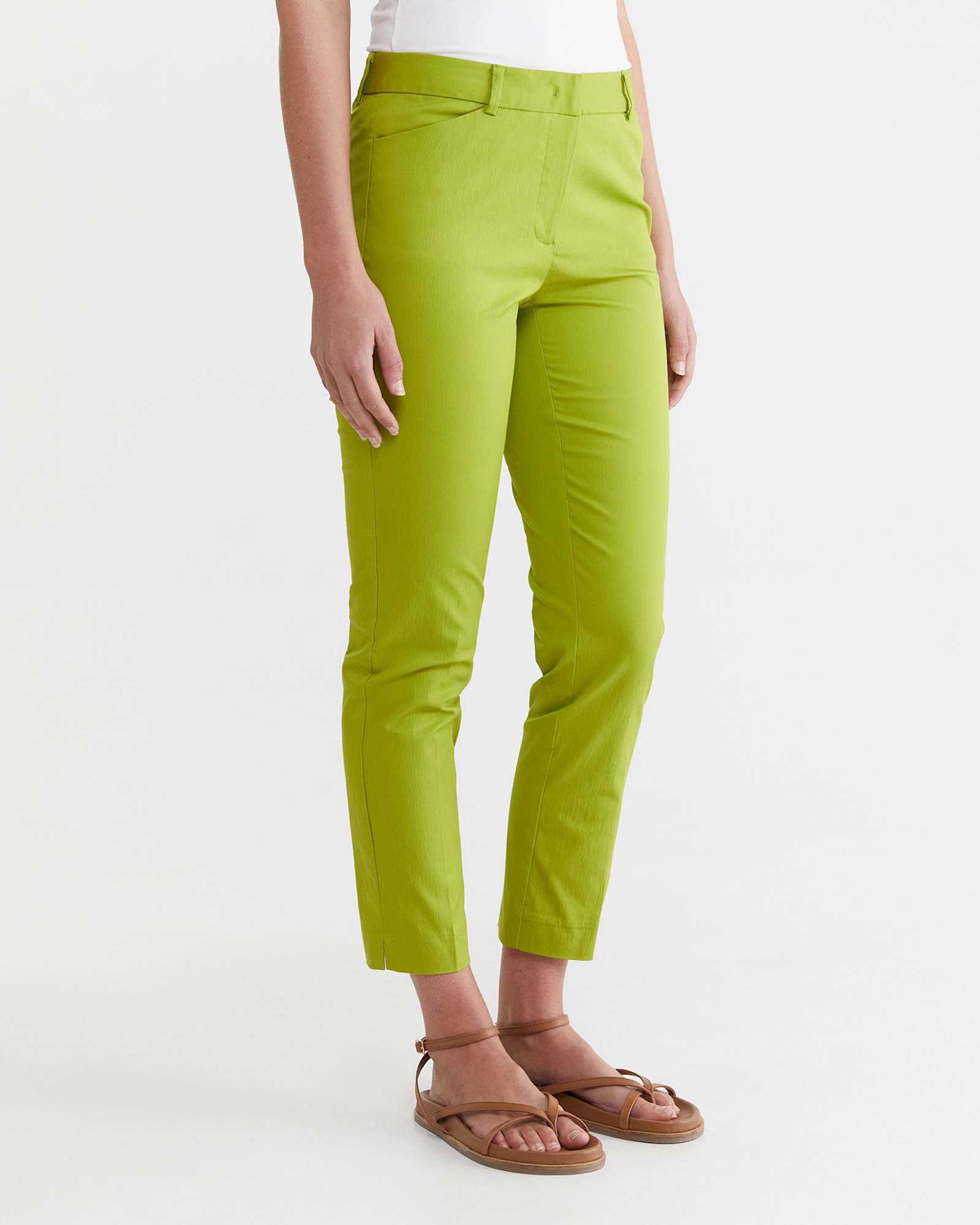 Evie Capri Pant in APPLE