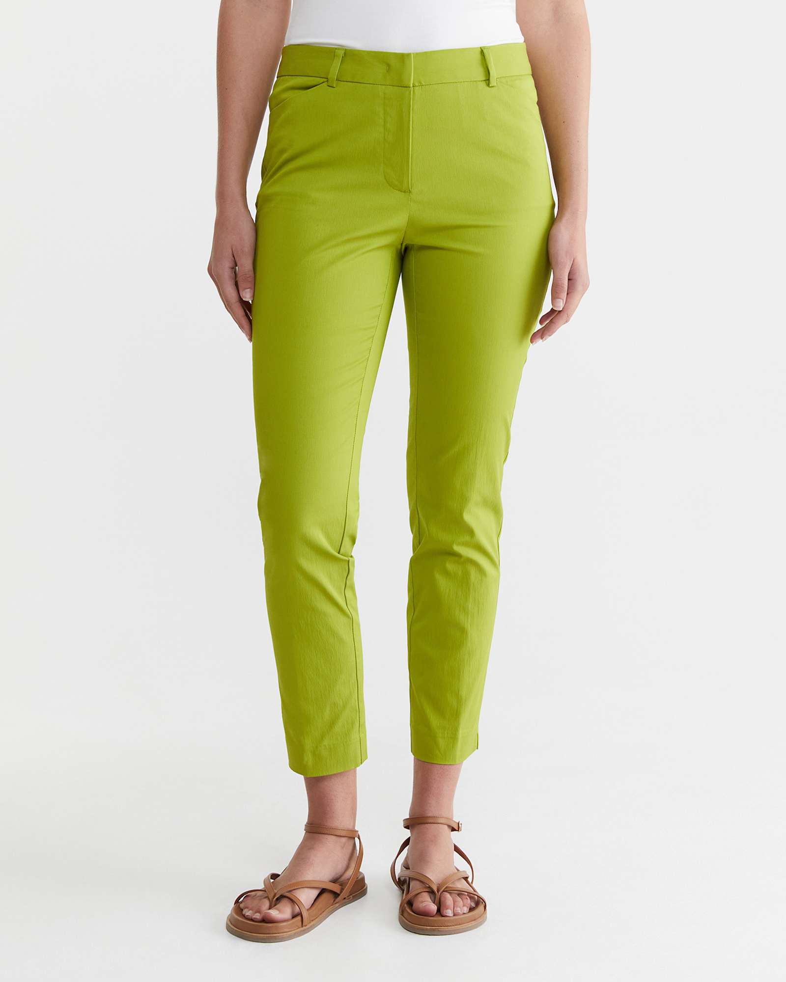 Evie Capri Pant in APPLE