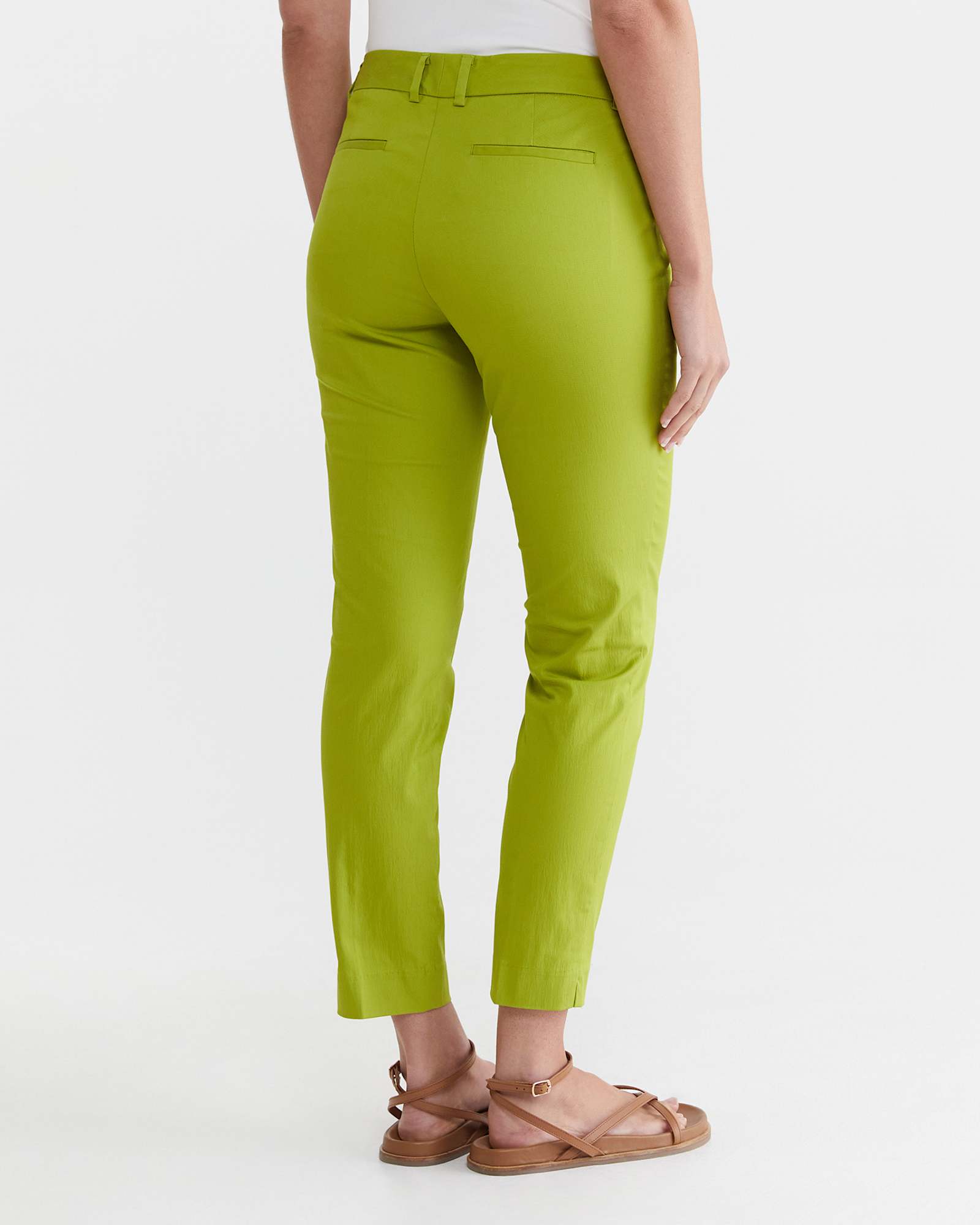 Evie Capri Pant in APPLE