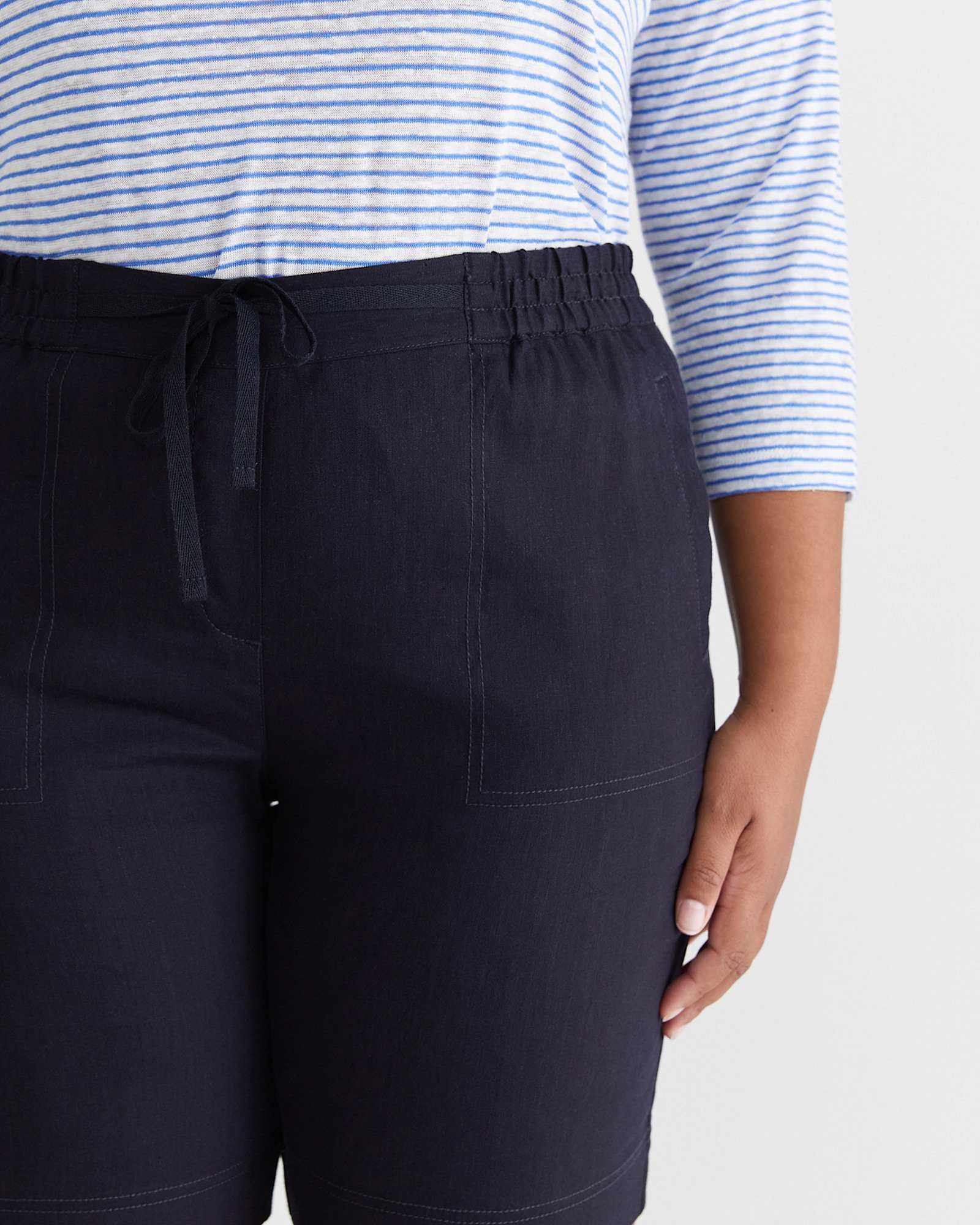 Rosa Linen Short in CLASSIC NAVY