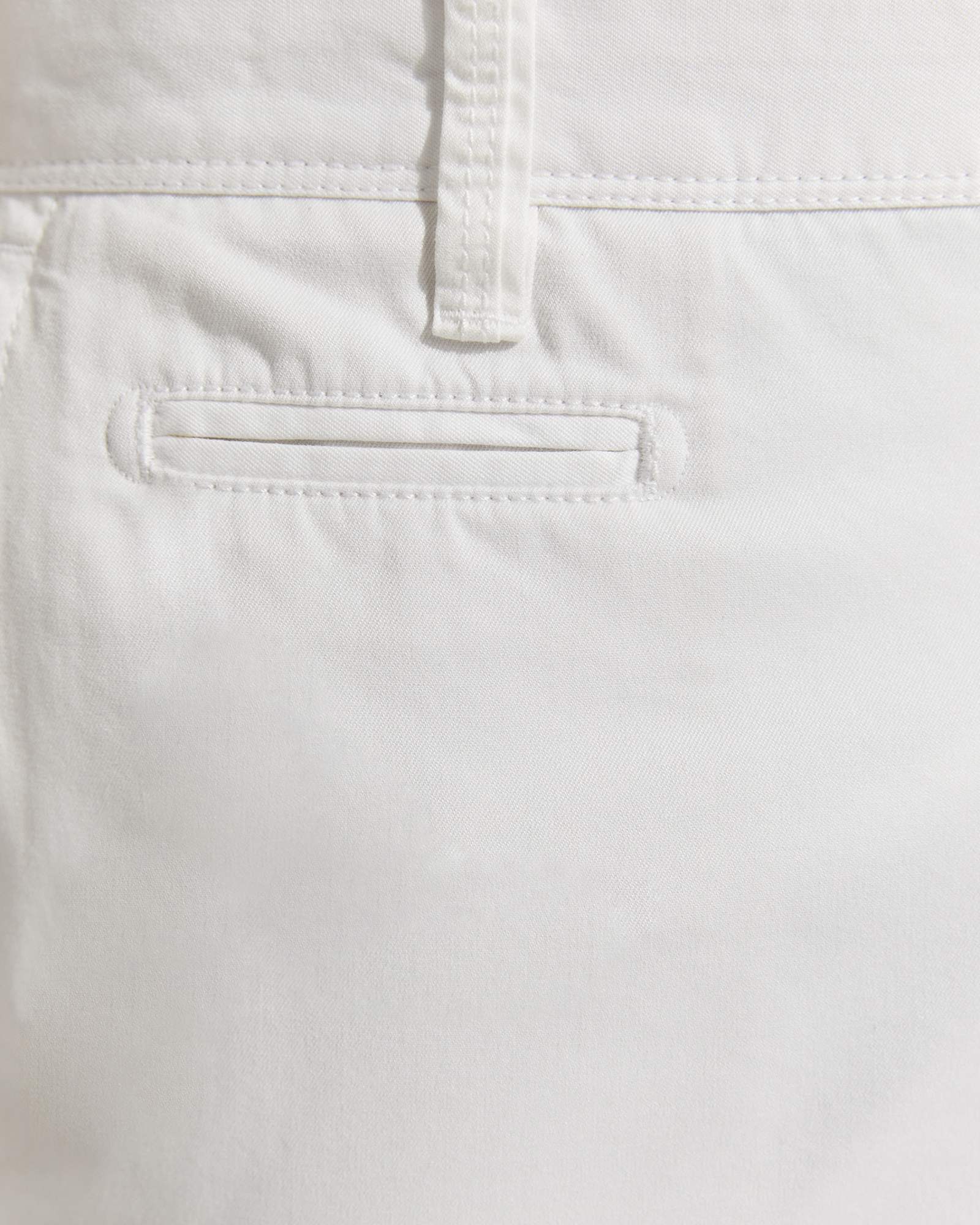 Classic Chino Short in WHITE