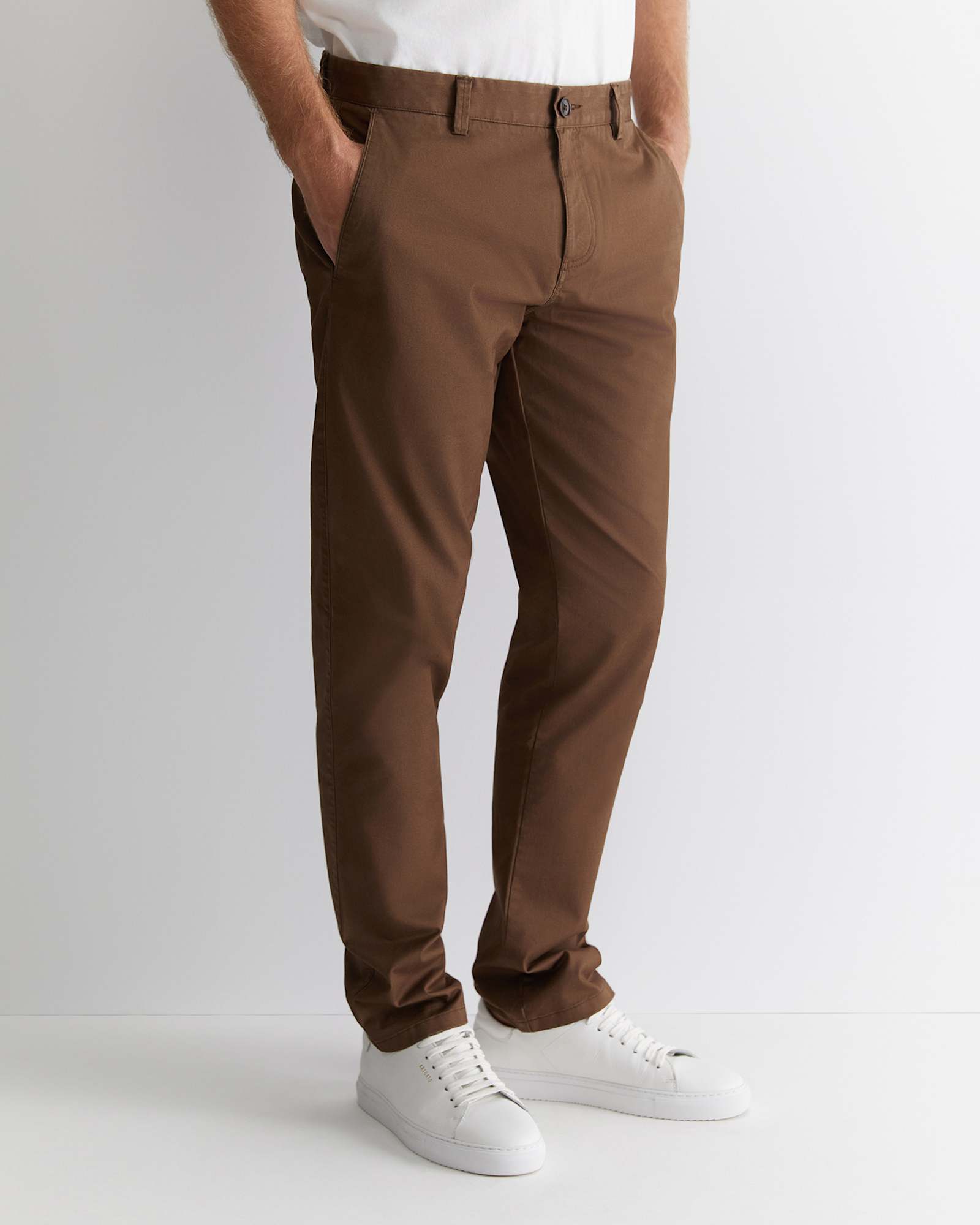Smith Tapered Chinos in BROWN