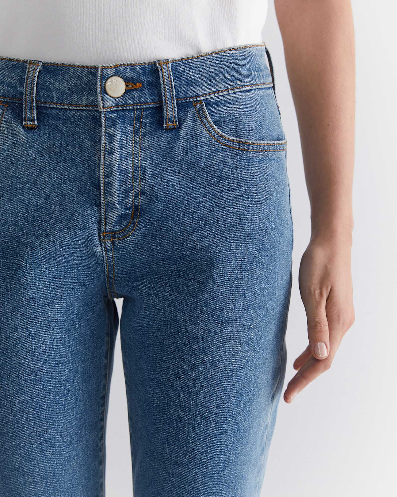 Simone Straight Jean in MID WASH