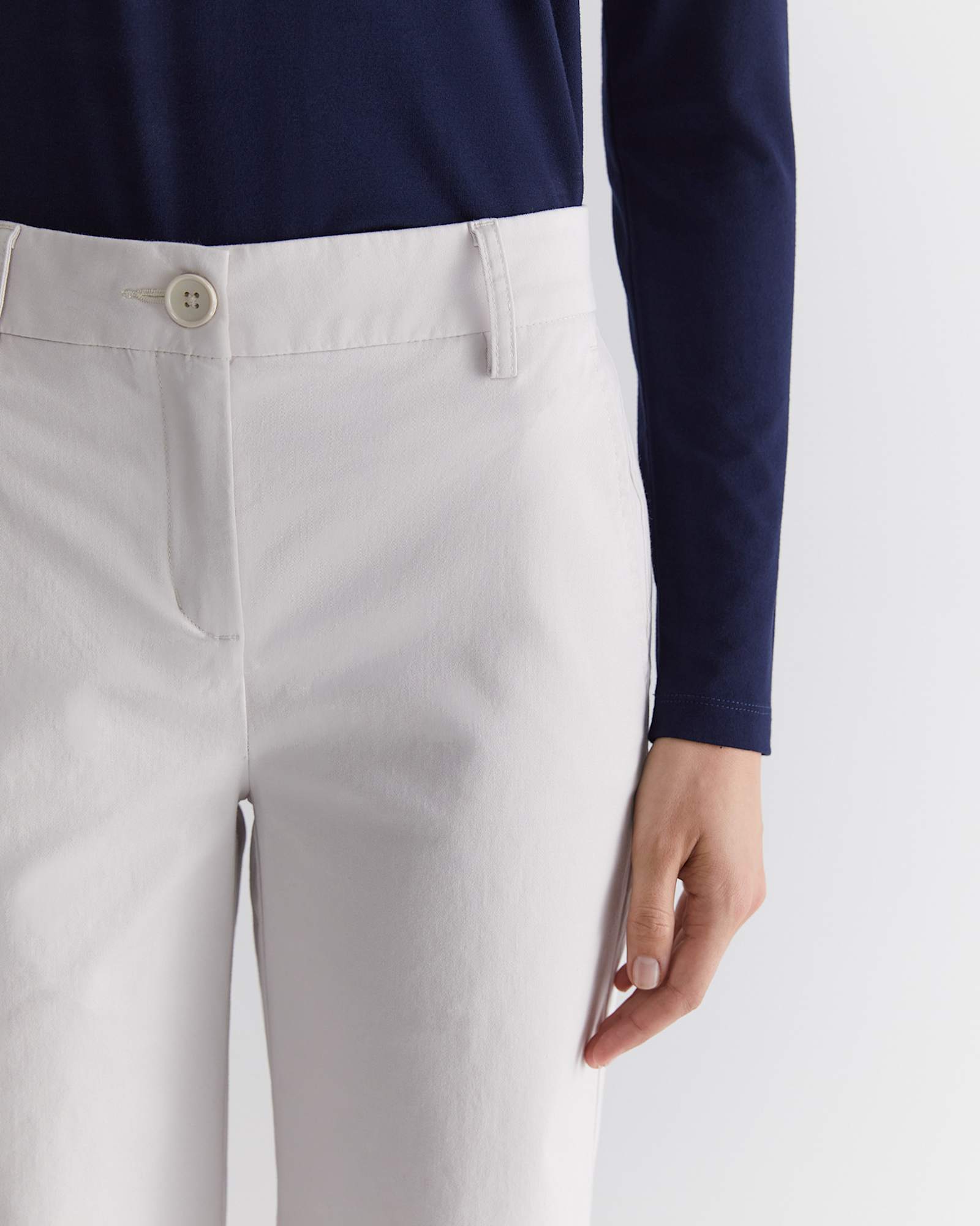 Laura Chino Short in BONE