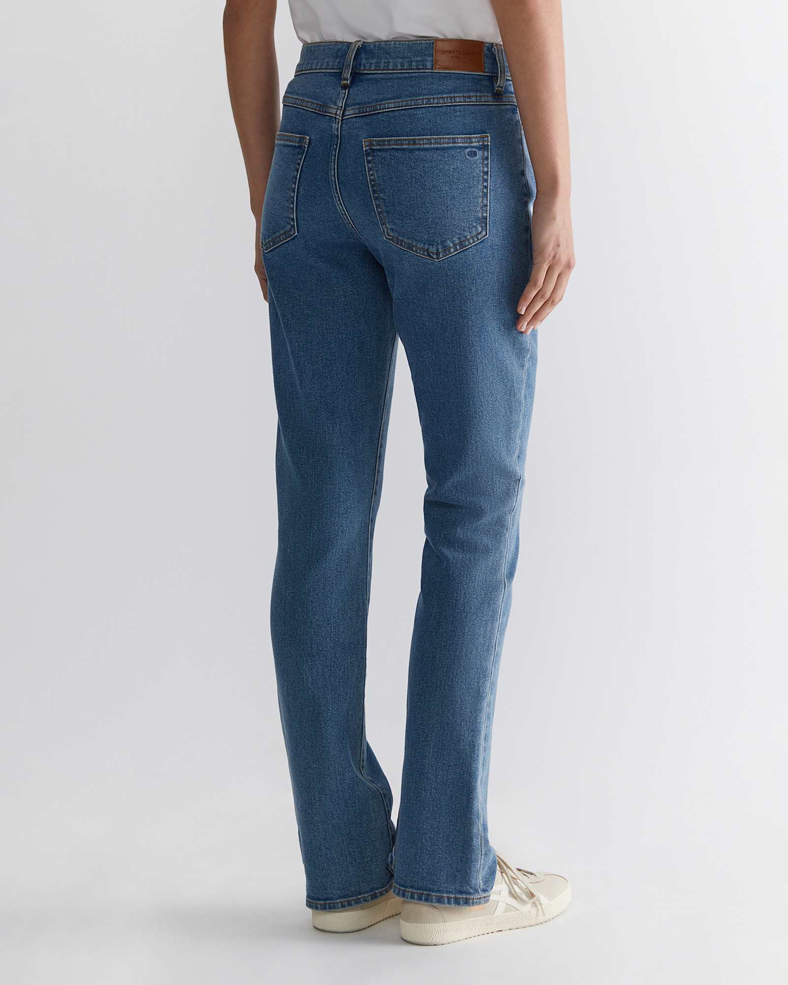 Simone Straight Jean in MID WASH