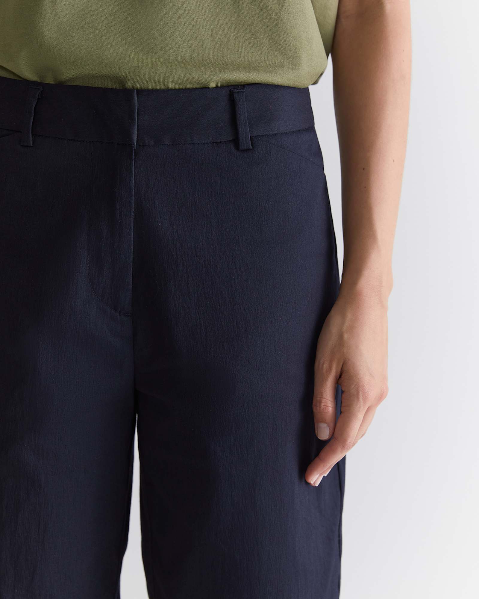 Evie Bermuda Short in CLASSIC NAVY