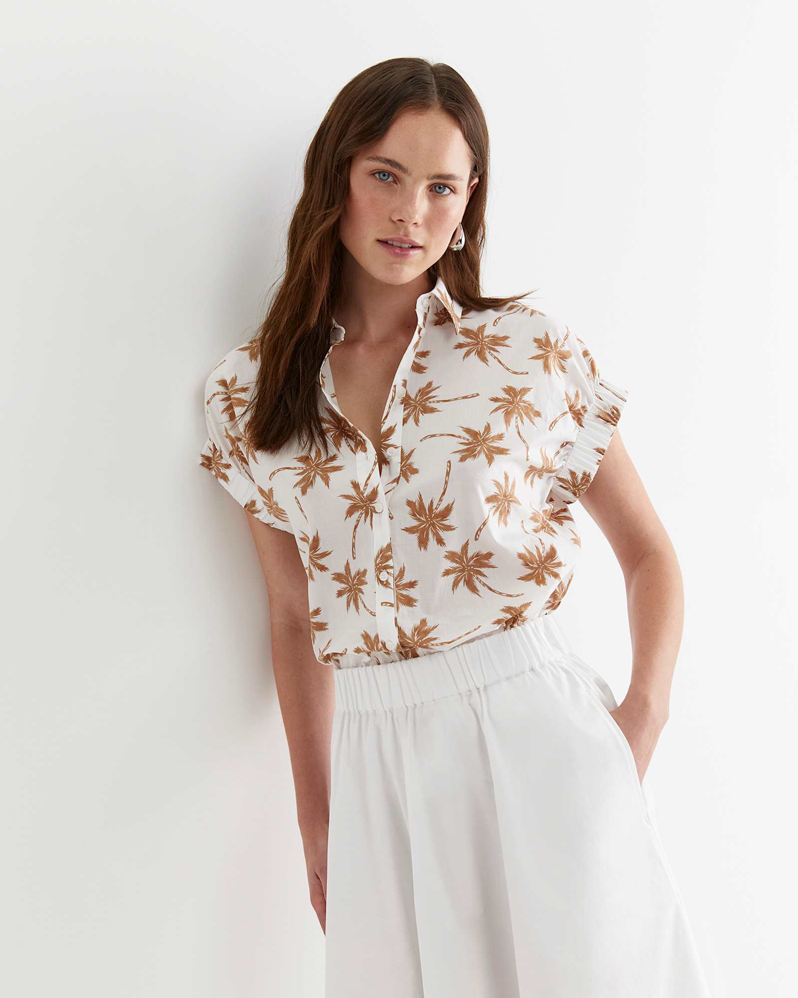 Palm Short Sleeve Lily Voile Shirt in TAN/WHITE