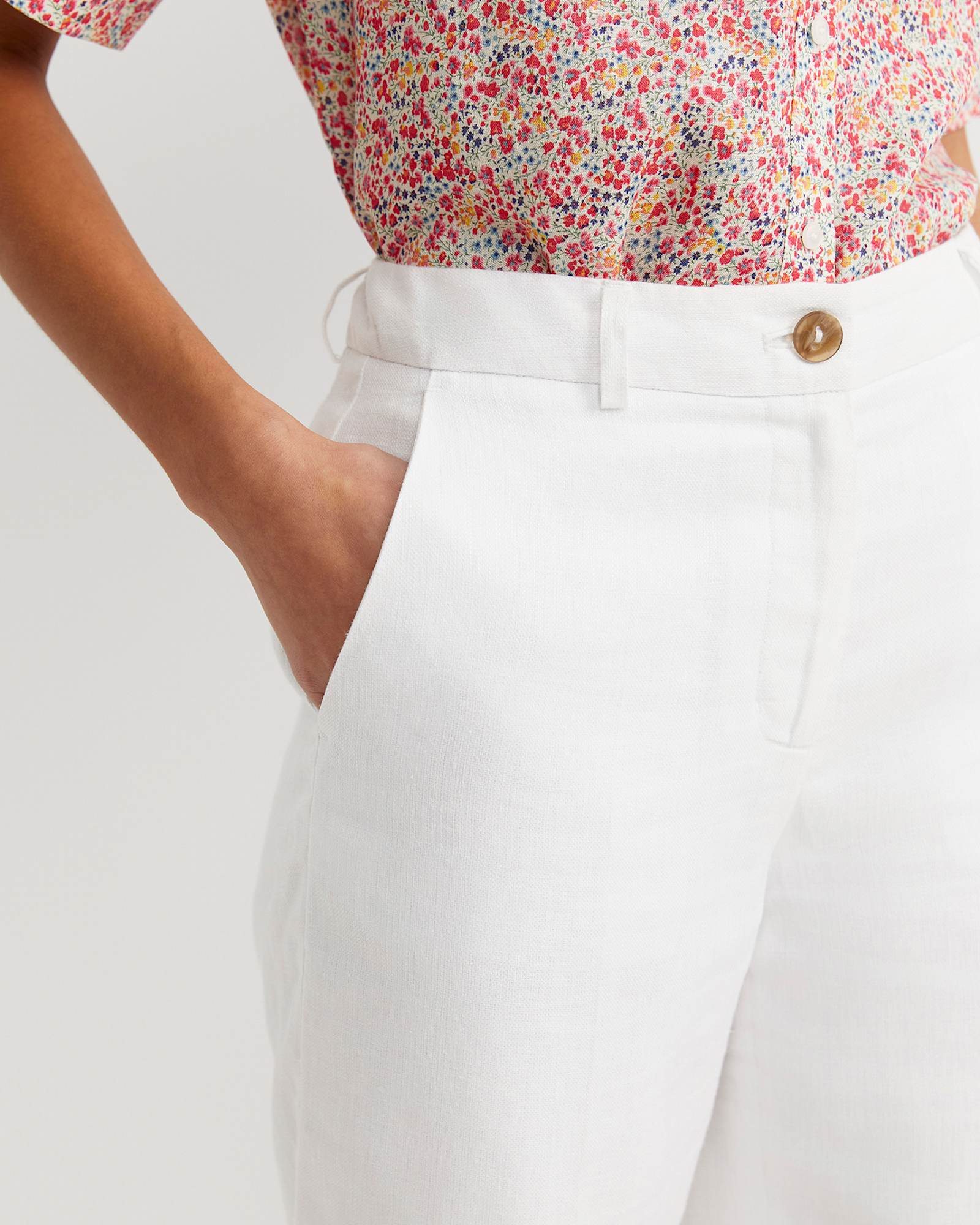 Freya Bermuda Linen Short in WHITE