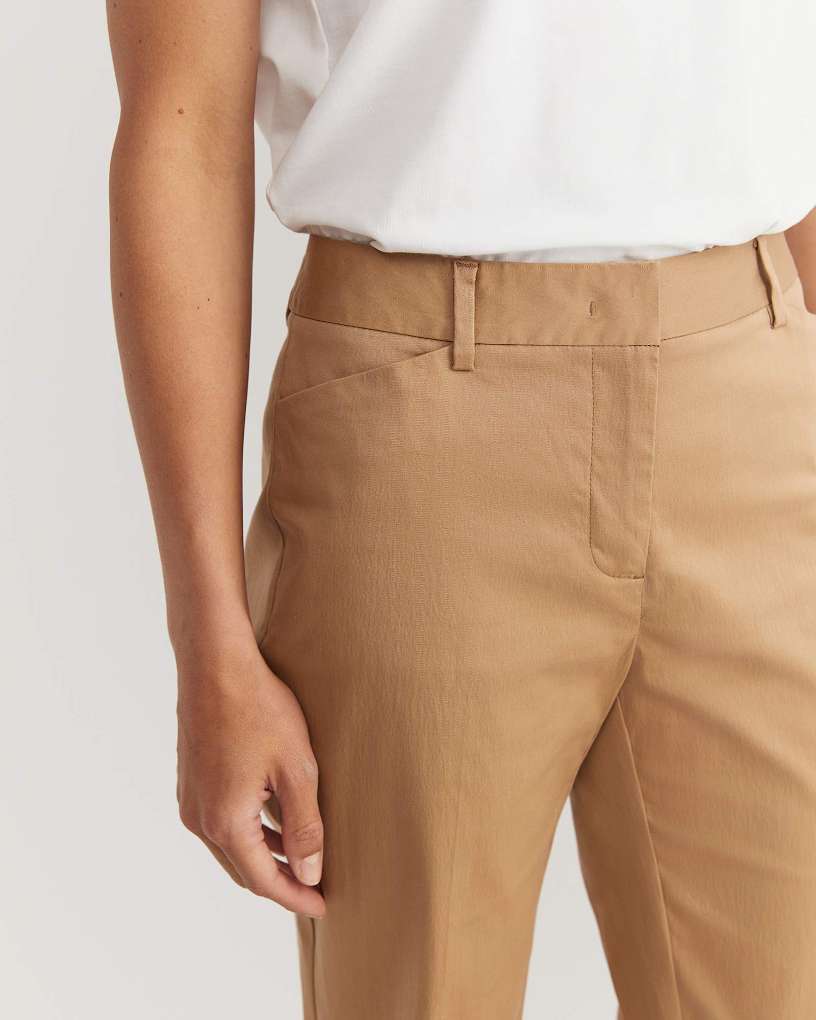 Evie Straight Capri Pant in TAN