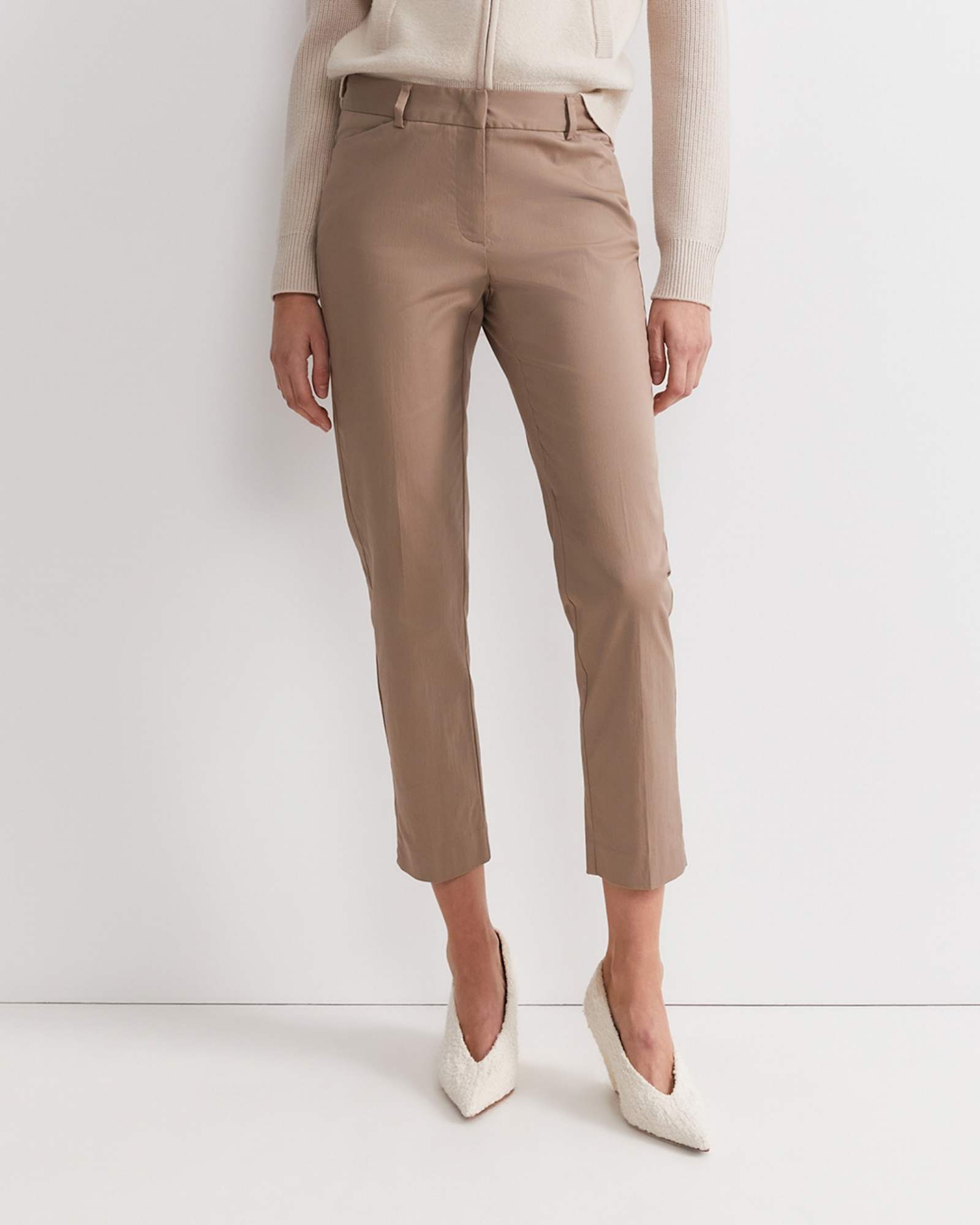 Evie Capri Pant in CAPPUCCINO