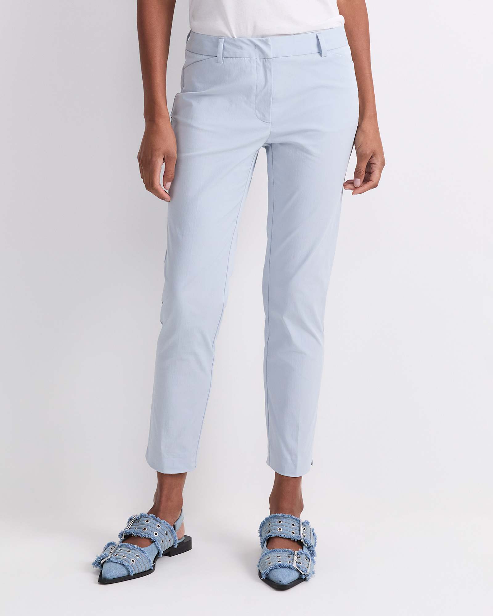 Evie Capri Pant in BLUE MIST