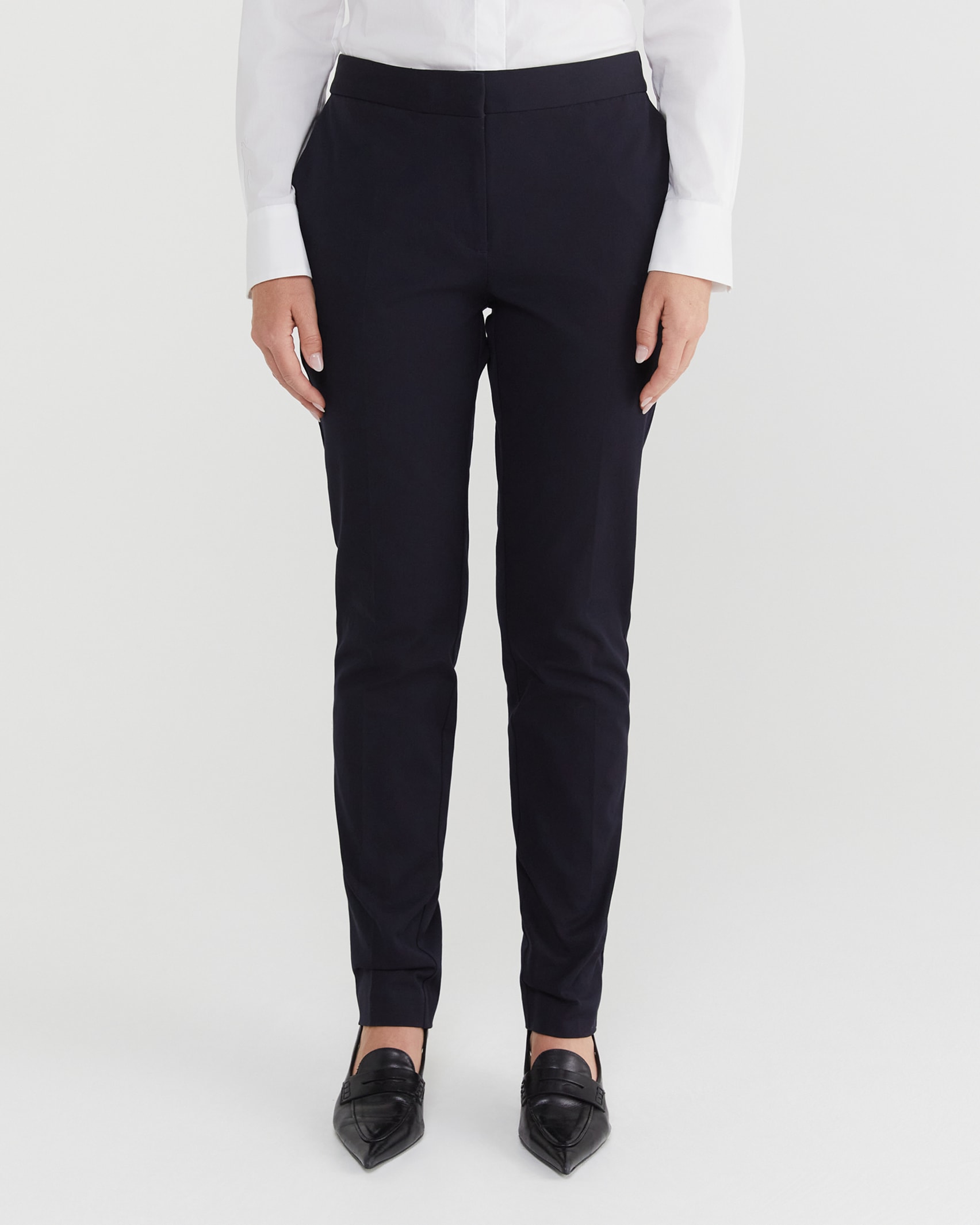 Yvonne Pant 69 in NAVY