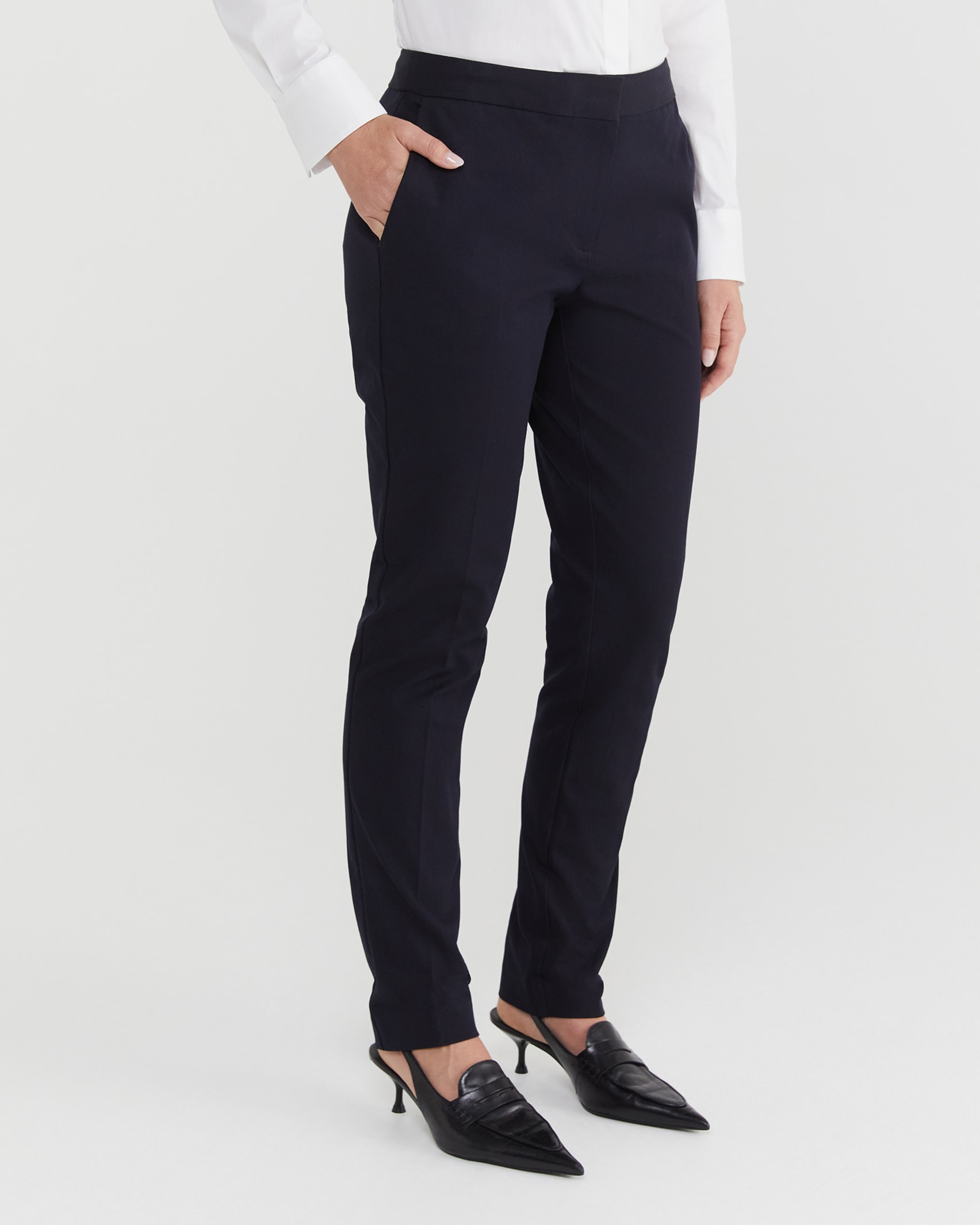 Yvonne Pant 69 in NAVY