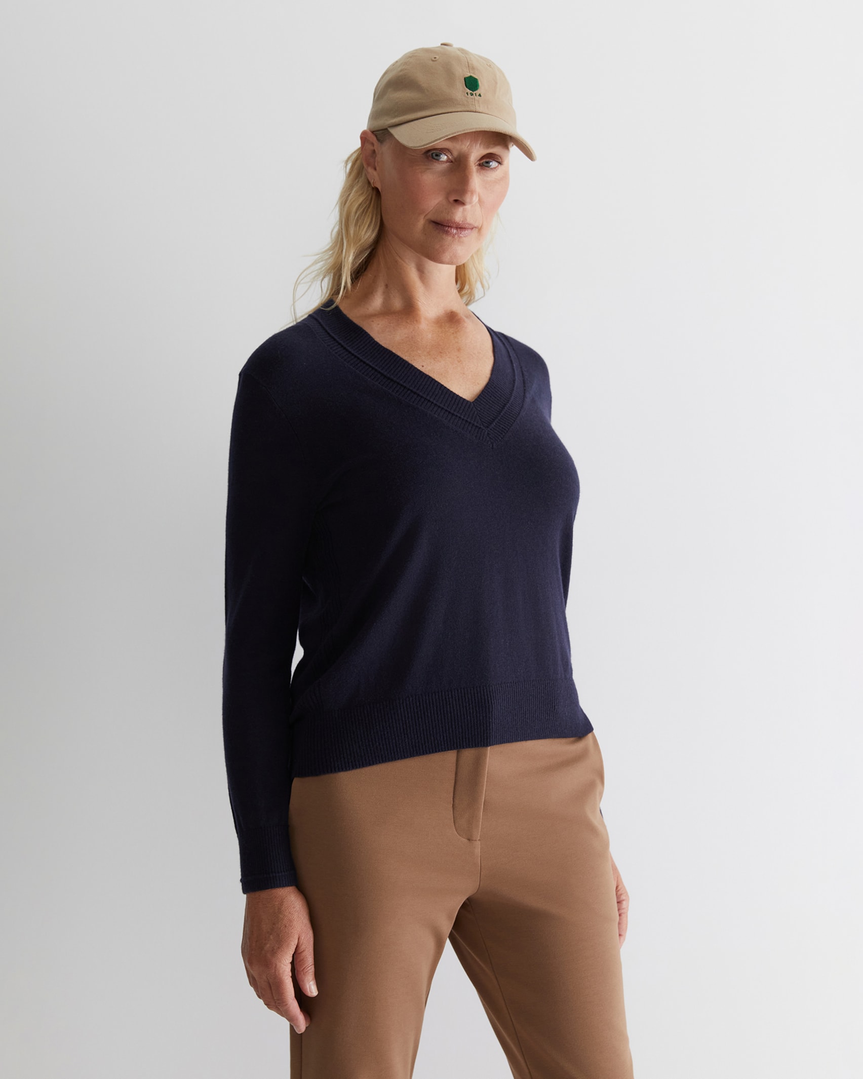 Laurina V-neck Sweater in NAVY